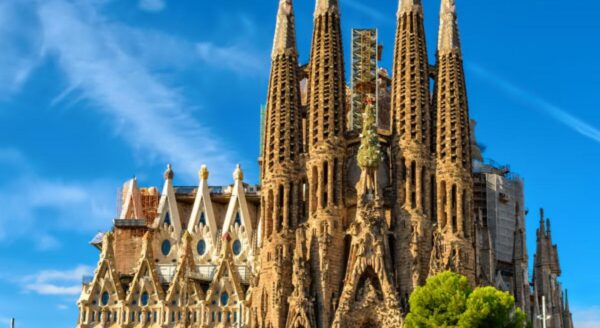 Compra tu boleto para la Sagrada Familia en Barcelona en línea o en taquilla. Evita filas y selecciona tu hora de visita. 2025