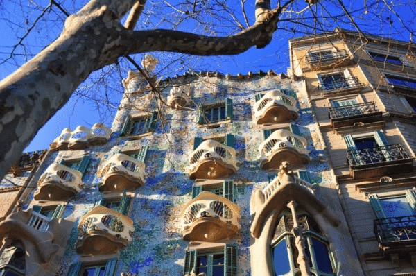 Distance between Casa Batlló & La Pedrera: 1.4km 2025