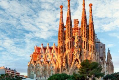 Experience the Astonishing Beauty of Barcelona's Sagrada Familia through a Virtual Tour