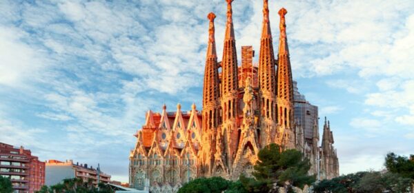 Experience the Astonishing Beauty of Barcelona's Sagrada Familia through a Virtual Tour 2025