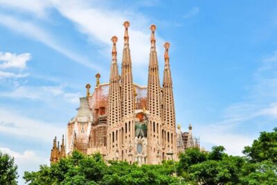 Exploring Barcelona's Iconic Sagrada Familia: A Fascinating Walking Tour