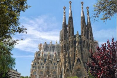 Exploring the Majestic Sagrada Familia in Barcelona for Free