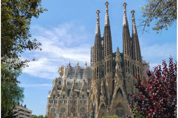 Exploring the Majestic Sagrada Familia in Barcelona for Free 2025