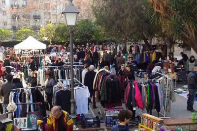 🛍️ Don't miss the Barcelona Vintage Market! 🎶🍔 A unique event with retro treasures and fun entertainment for all!