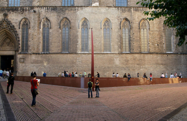 Follow Carrer de Montcada to Plaça del Fossar de les Moreres 2025