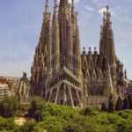 La Sagrada Familia tiene 172m de altura.