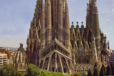 La Sagrada Familia tiene 172m de altura.