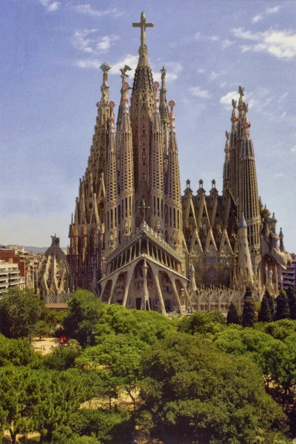 La Sagrada Familia tiene 172m de altura. 2025