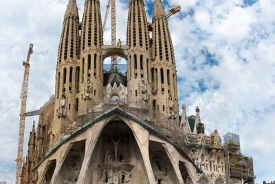 Legacy of Antoni Gaudí: Sagrada Familia Masterpiece