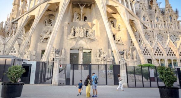 Respectful Dress Recommended for Sagrada Familia 2025