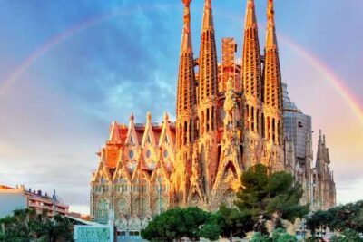 Sagrada Familia Barcelona: Immerse Yourself in a Captivating Walking Tour