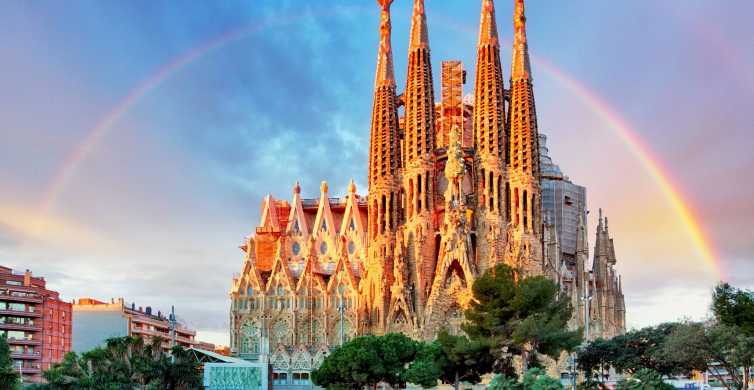 Sagrada Familia Barcelona: Immerse Yourself in a Captivating Walking Tour 2025