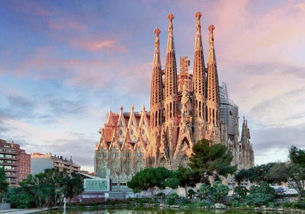 Sagrada Familia Barcelona Walking Tour - Un Unforgettable Journey through Architectural Magnificence 2025