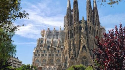 Sagrada Familia: Construction, Design, and Future of Barcelona's Iconic Basilica