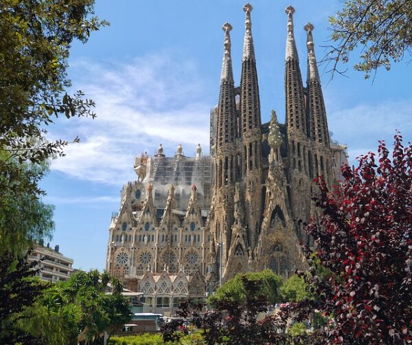 Sagrada Familia: Construction, Design, and Future of Barcelona's Iconic Basilica 2025