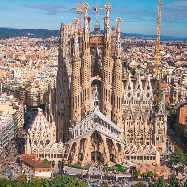 Sagrada Familia: Explore Under-Construction Basilica 2025