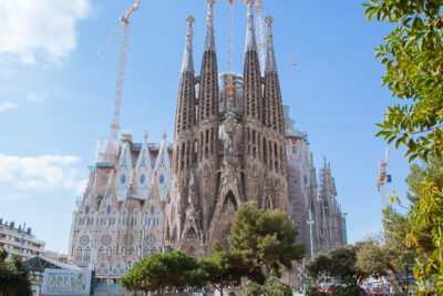 Sagrada Familia: 🏰🇪🇸 iconic basilica in Barcelona! 🌍✨