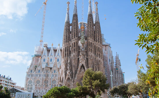 Sagrada Familia: 🏰🇪🇸 iconic basilica in Barcelona! 🌍✨ 2025