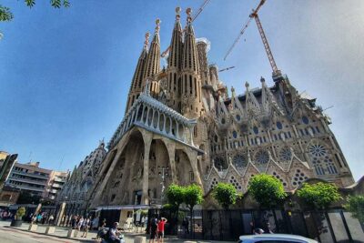 Sagrada Familia: Un Iconic Landmark at the Heart of Barcelona