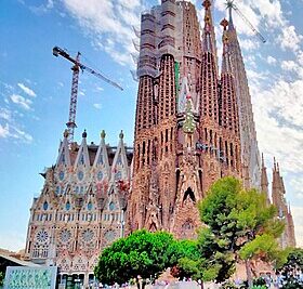 The Iconic Sagrada Familia in Barcelona: Exploring its Wonder through Wikipedia Deutsch