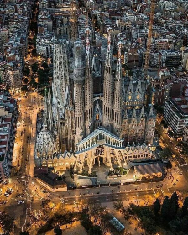 La Sagrada Familia: Unveiling Barcelona's Iconic Masterpiece on Its Official Website - Explore the Majestic Beauty 2025