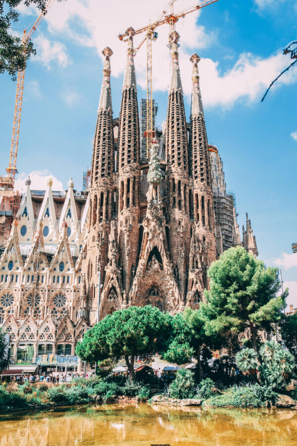 The Majestic Sagrada Familia: Barcelona's Iconic Wallpaper 2025