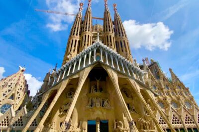 The Mesmerizing Beauty of Barcelona's Sagrada Familia: A Breathtaking Video Tour