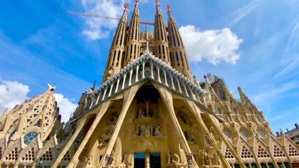 The Mesmerizing Beauty of Barcelona's Sagrada Familia: A Breathtaking Video Tour 2025