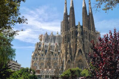 The Sagrada Familia: 🌟 Large unfinished basilica in Barcelona by Antoni Gaudí! 🇪🇸