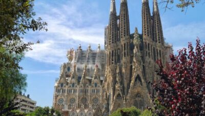 The Sagrada Familia: 🏰🇪🇸 Antoni Gaudí's Masterpiece