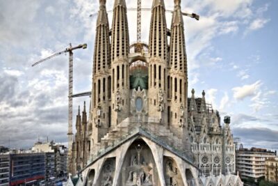 The Story Behind La Sagrada Familia: A Fascinating Explanation