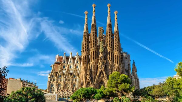 From La Sagrada Familia to Barcelona Port: Exploring the Marvels of Barcelona's Architecture and Waterfront 2025