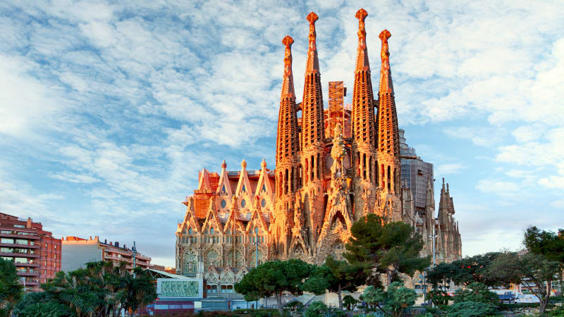 Discover the Magnificent Sagrada Familia in Barcelona's Vibrant District | Barcelona Turisme 2025