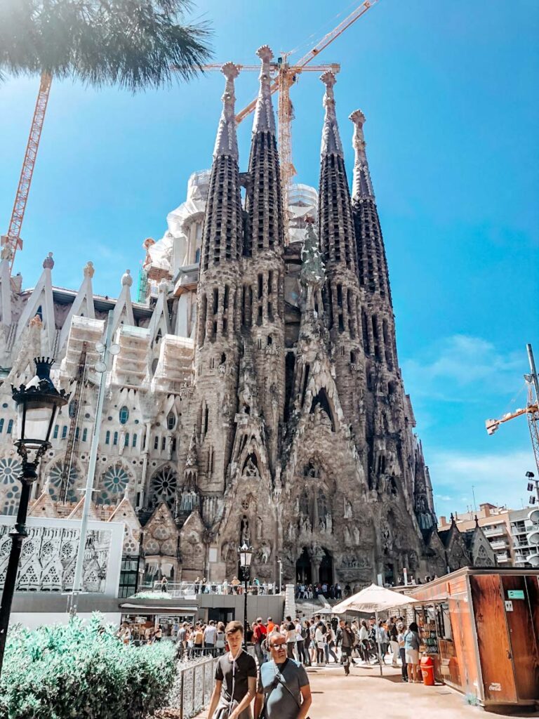 How Far is Sagrada Familia from Barcelona Cruise Port? A Guide to Exploring Gaudí's Masterpiece from the Port 2025