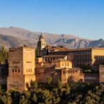 Granada: Ciudad destacada por su impresionante palacio de la Alhambra y su rica historia y cultura árabe.