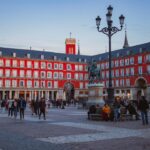 Madrid: La ciudad capital de España es conocida por su rica historia, destacados museos y una animada vida nocturna.