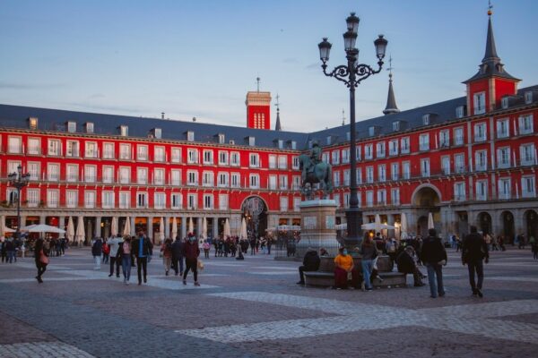 Madrid: La ciudad capital de España es conocida por su rica historia, destacados museos y una animada vida nocturna.