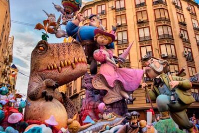 Descubre las Tradiciones y Actividades de las Fallas de Valencia 2025