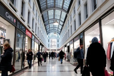 Compras en París en tiendas de departamento 2025