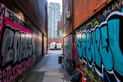 Grafitti Alley en Toronto arte urbano en Rush Lane 2025