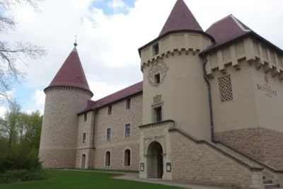 Visitar Castillo de Bouzov en República Checa: guía de horarios y precios 2025