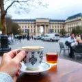 Descubre el encantador té de la tarde en la icónica Champs-Élysées de París y déjate sorprender