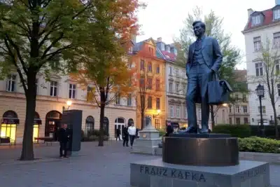 Dónde encontrar la estatua Memorial de Franz Kafka en Praga 2025