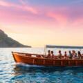 Paseo en barco al atardecer por la costa de Himarë: puesta de sol y paradas para nadar
