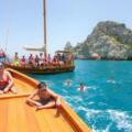 Tour en barco desde Himarë: playas escondidas, cuevas y snorkel