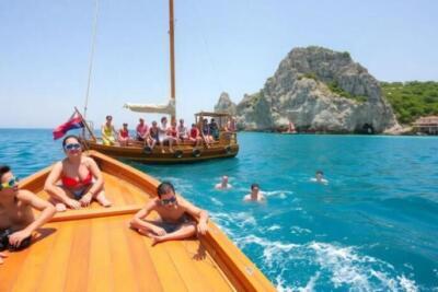 Tour en barco desde Himarë: playas escondidas, cuevas y snorkel 2026